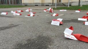 Le scarpe rosse nel cortile della scuola di Albiate