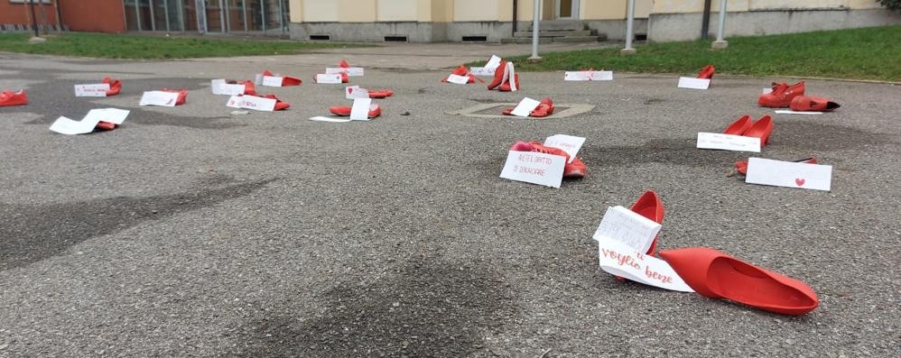 Le scarpe rosse nel cortile della scuola di Albiate