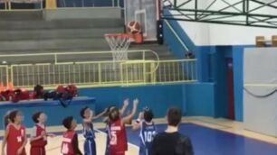 Basket minibasket Cgb Brugherio Gerardiana Monza: pallone in equilibrio sul canestro