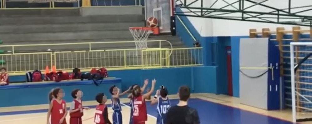 Basket minibasket Cgb Brugherio Gerardiana Monza: pallone in equilibrio sul canestro