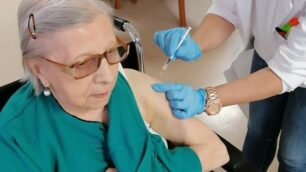 Vaccino terza dose Regina Frigerio, 96 enne, ospite della Casa Famiglia di Busnago del Gruppo Sodalitas