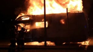 Camper in fiamme (foto Vigili del fuoco)