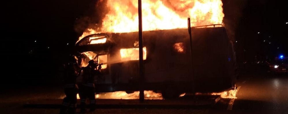 Camper in fiamme (foto Vigili del fuoco)