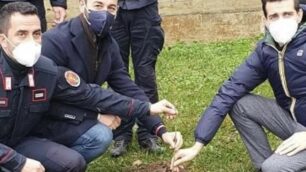 Il sindaco Veggian, al centro, mentre pianta l’acero