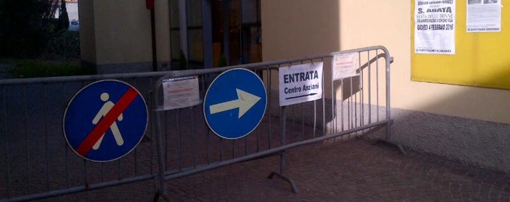 briosco -  ingresso centro anziani - foto d’archivio