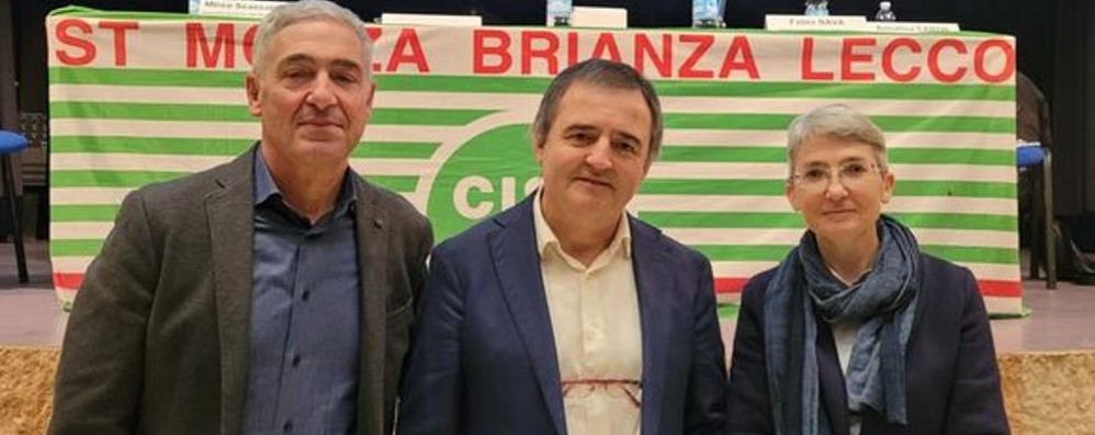 Segreteria Cisl Roberto Frigerio (a sinistra) e nuova segreteria, con il segretario generale Mirco Scaccabarozzi e Annalisa Caron