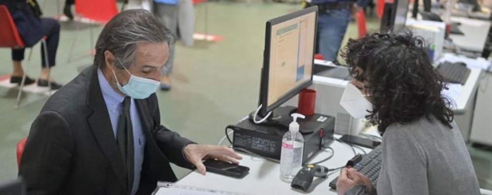 Attilio Fontana al centro vaccinale