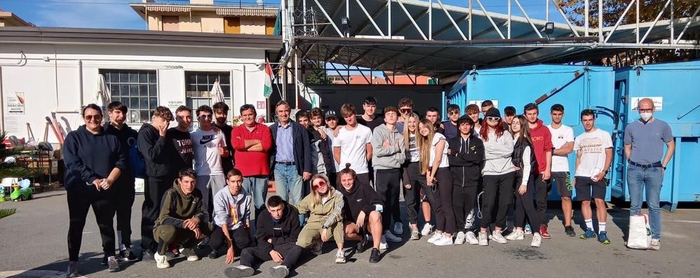 Seregno: Il gruppo di studenti dell'istituto Paci con le autorità municipali di Sestri Levante ( foto Volonterio)