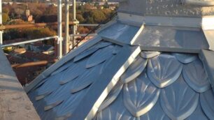 Le prime nuove scandole posizionate sulla cupola della basilica