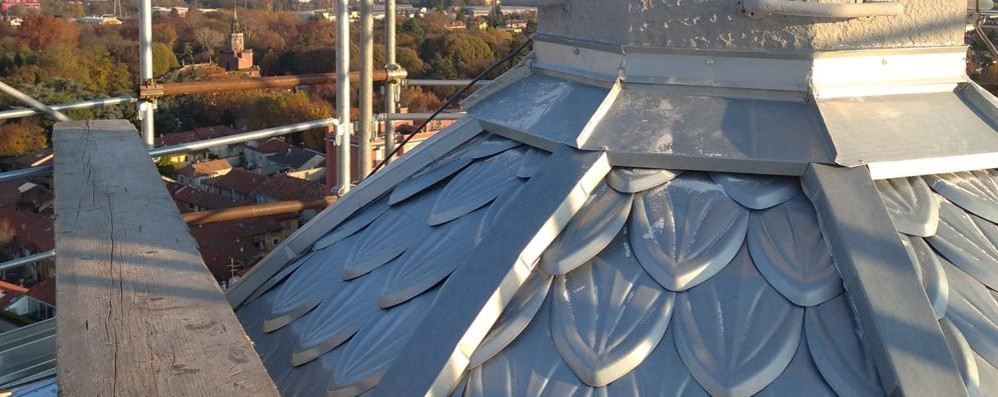 Le prime nuove scandole posizionate sulla cupola della basilica