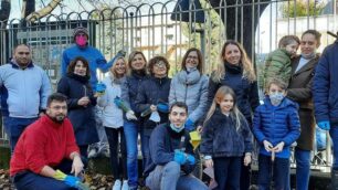I volontari  che hanno tinteggiato la cancellata