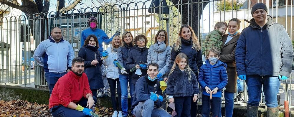 I volontari  che hanno tinteggiato la cancellata