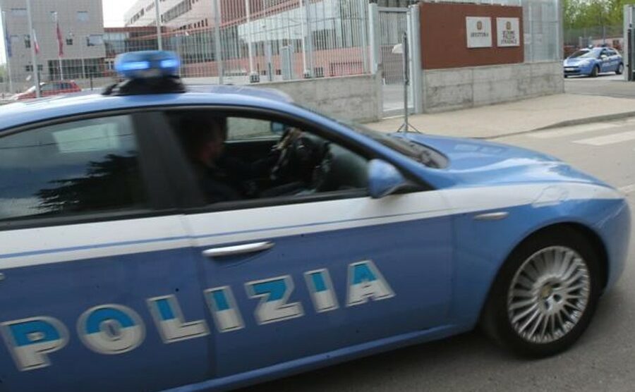 Giornata contro la violenza alle donne, gazebo della Polizia di Stato a Monza