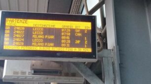 Un tabellone luminoso in una stazione della tratta fotografato nella mattinata di martedì 9 novembre