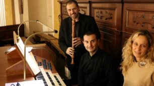I concertatori Giorgio Matteoli (fluati ) e Maurizio Maffezzoli con l'assessore Federica Perelli (foto Volonterio)