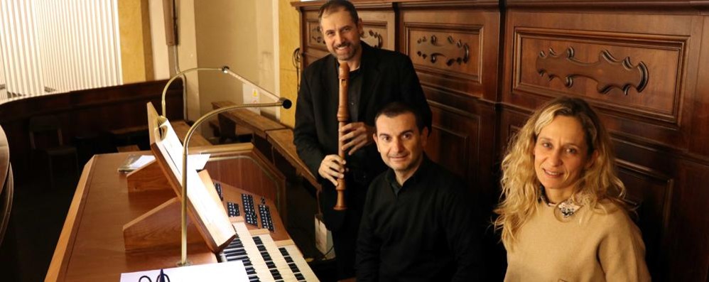 I concertatori Giorgio Matteoli (fluati ) e Maurizio Maffezzoli con l'assessore Federica Perelli (foto Volonterio)