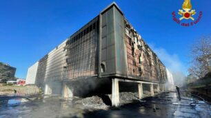 Incendio in un deposito a Giussano: le foto dei soccorsi