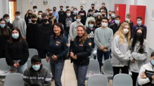 Katiuscia Maniglio e Daniela Ciampagna , assistenti capo della Polfer con gli studenti del Bassi di Seregno (foto Volonterio)