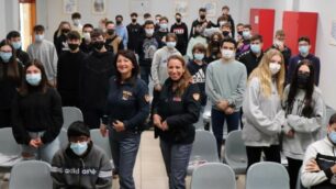 Katiuscia Maniglio e Daniela Ciampagna , assistenti capo della Polfer con gli studenti del Bassi di Seregno (foto Volonterio)