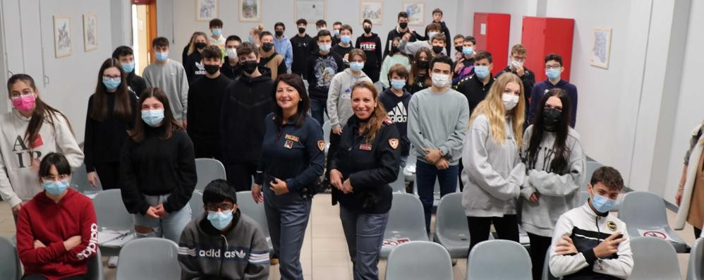 Katiuscia Maniglio e Daniela Ciampagna , assistenti capo della Polfer con gli studenti del Bassi di Seregno (foto Volonterio)