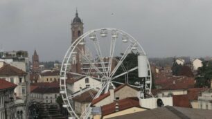 Le foto della ruota panoramica per il Natale di Monza
