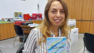 Silvia Rivolta col suo primo libro "La luce delle crepe" ( foto Volonterio)