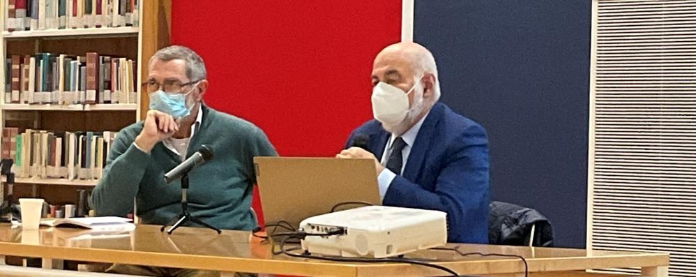 L'immumologo Paolo Viganò con Vittorio Sironi autore del libro alla civica biblioteca Pozzoli di Seregno ( foto Volonterio)