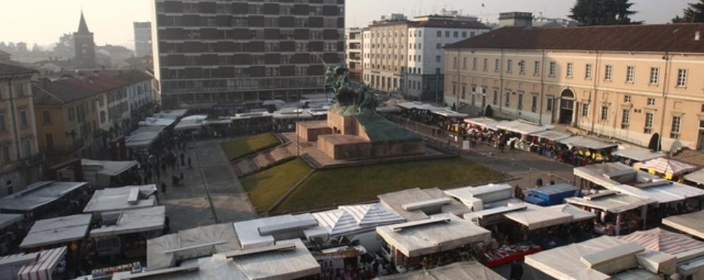Monza, uno scorcio del mercato in piazza Trento e Trieste - foto d’archivio