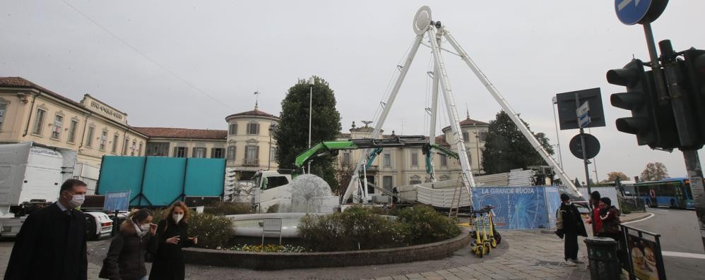 Preparativi per la ruota panoramica a largo Mazzini