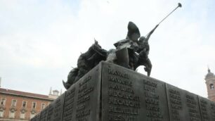 Monumento caduti piazza Trento