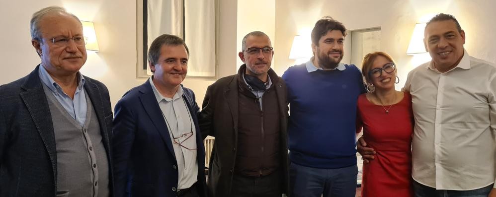 Da sinistra Giuseppe Marinaccio, della segreteria nazionale Slp, Mirco Scaccabarozzi, segretario generale Cisl Mbl, Antonio Pacifico, della nuova segreteria Slp Mbl, Raffaele Roscigno, segretario regionale Slp, Tiziana Zizzi, sempre della segreteria Slp Mbl e Michele Aquilina, riconfermato segretario Slp Monza Brianza Lecco.