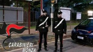 Carabinieri alla fermata del bus