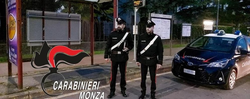 Carabinieri alla fermata del bus