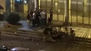 Ragazzi in piazza Garibaldi a Monza