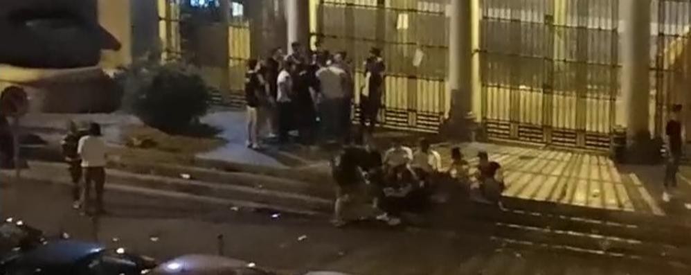 Ragazzi in piazza Garibaldi a Monza