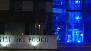 Sede dei vigili del fuoco illuminata di blu