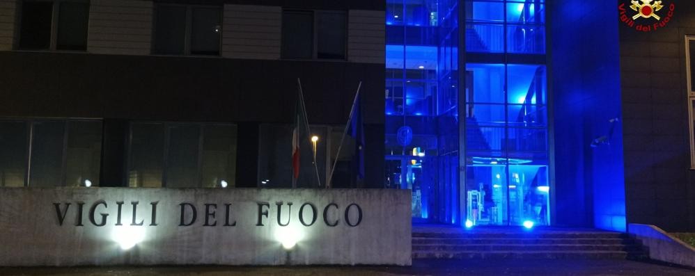 Sede dei vigili del fuoco illuminata di blu