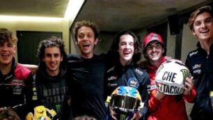 Moto i piloti della VR 46 Riders Academy per l'ultima gara in pista con i caschi storici della carriera di Valentino Rossi