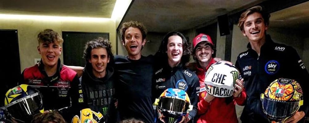 Moto i piloti della VR 46 Riders Academy per l'ultima gara in pista con i caschi storici della carriera di Valentino Rossi