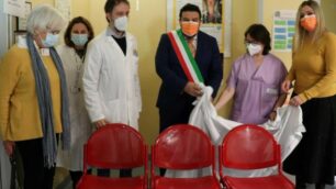 Le autorità comunali con quelle ospedaliere di Desio davanti alla panchina rossa del reparto di ginecologia e ostetricia (foto Volonterio)