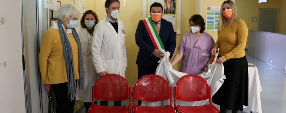 Le autorità comunali con quelle ospedaliere di Desio davanti alla panchina rossa del reparto di ginecologia e ostetricia (foto Volonterio)