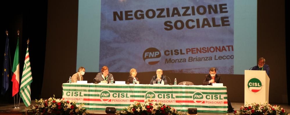 I relatori di lunedì 29 novembre al convegno Cisl pensionati in corso ma Seregno al teatro San Rocco ( foto Volonterio)