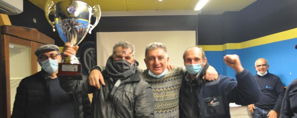 Pesca sportiva: la squadra Ansperto Hydra di Biassono campione provinciale, al centro Claudio Busnelli