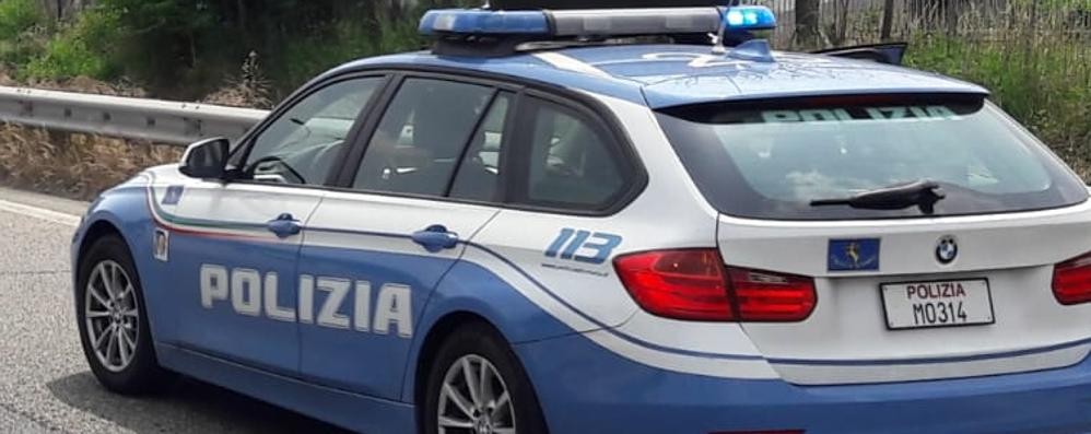 Una pattuglia della Polizia stradale lungo la Valassina