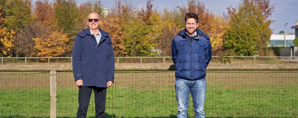 L'assessore ai lavori pubblici, Giuseppe Borgonovo col sindaco , Alberto Rossi, di fronte ad una delle aree cani esistenti in Seregno ( foto Volonterio)