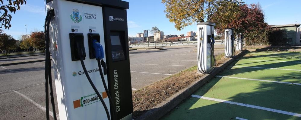 Una colonnina di ricarica installata a Monza