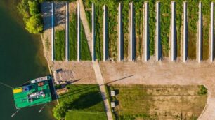 Il cantiere sulla sponda del lago di Annone