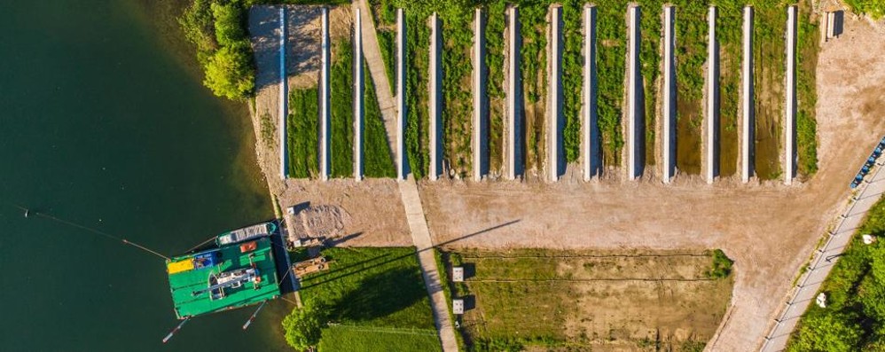 Il cantiere sulla sponda del lago di Annone