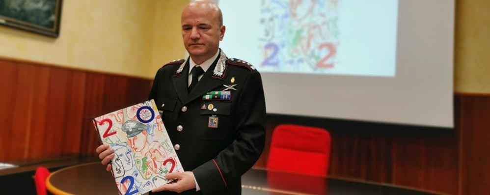 Il Colonello Simoniello con il calendario storico 2022