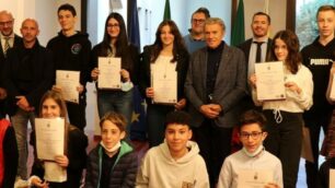 Il gruppo dei 12 studenti presenti a ritirato il certificato del Trinity college su 50 che l'anno conseguito